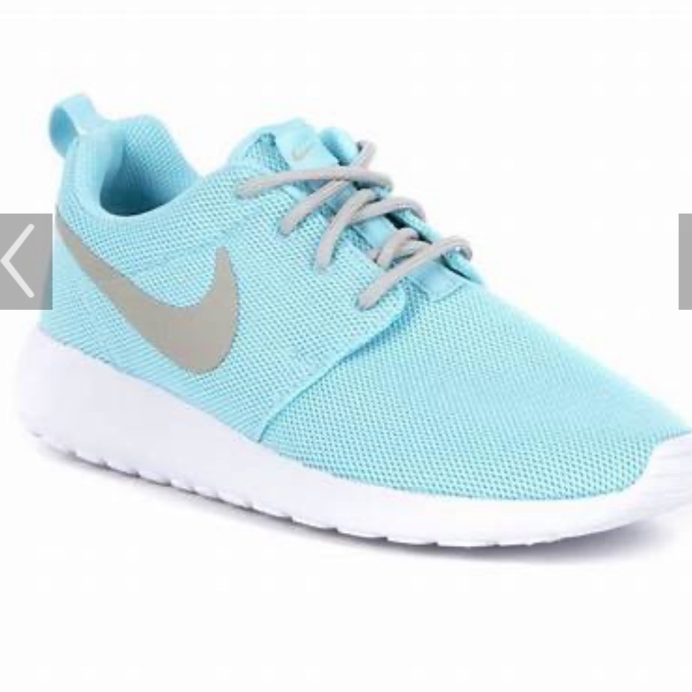 NWT Nike Roshe One turquoise running shoe